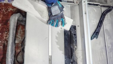 Araçları ve süreç içinde elektrikli testere ile atölye çalışması