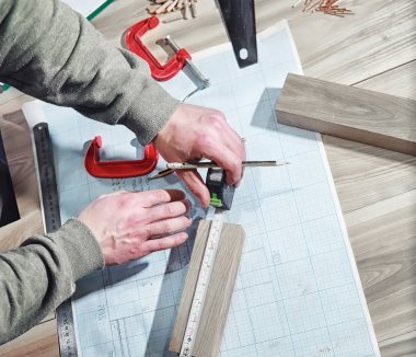 Araçları ve süreç içinde elektrikli testere ile atölye çalışması