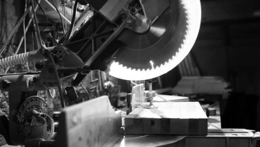 Araçları ve süreç içinde elektrikli testere ile atölye çalışması