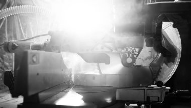 Araçları ve süreç içinde elektrikli testere ile atölye çalışması