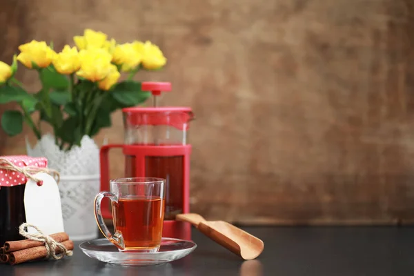 En kopp med te på bordet — Stockfoto