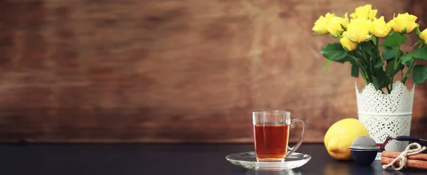 Secangkir dengan teh di atas meja — Stok Gambar Secangkir dengan teh di atas meja Stok Gambar