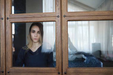 Genç kız evde rahatlatıcı