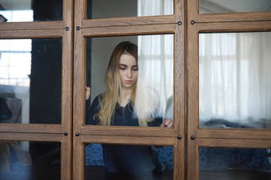 Genç kız evde rahatlatıcı