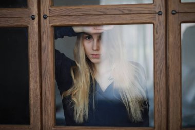 Genç kız evde rahatlatıcı