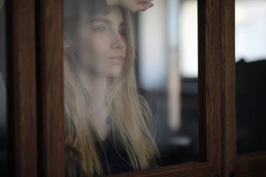 Genç kız evde rahatlatıcı