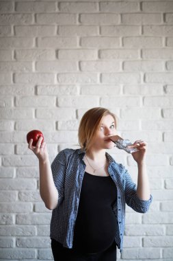Dokuzuncu ay hamile genç güzel kız 