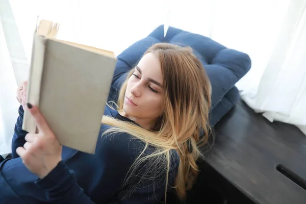 Chica joven en casa relajante —  Fotos de Stock