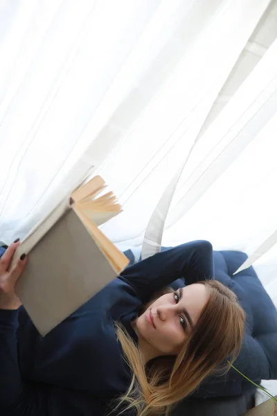 Chica joven en casa relajante —  Fotos de Stock