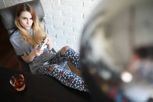 Jovem em casa relaxante — Fotografia de Stock