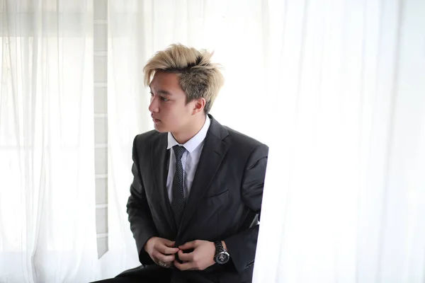 Unga asiatiska affärsman i vit skjorta och slips — Stockfoto