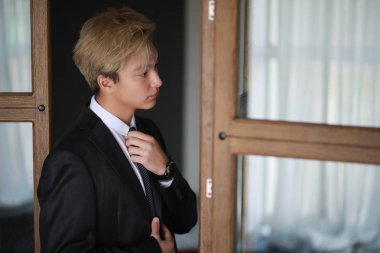 Genç Asyalı işadamı beyaz gömlek ve kravat