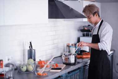 Mutfakta Asya aşçı gıda aşçı elbiseli hazırlar