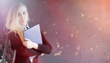 Genç güzel sarışın kız öğrenci