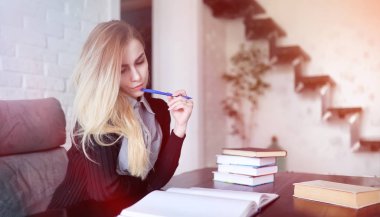 Genç güzel sarışın kız öğrenci