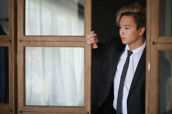 Joven hombre de negocios asiático en camisa blanca y corbata — Foto de Stock