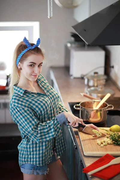 स्वयंपाकघरात एक सुंदर तरुण मुलगी अन्न तयार करते — स्टॉक फोटो, इमेज