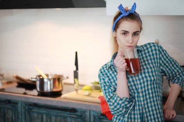 Sevimli Genç kız mutfakta yemek hazırlar