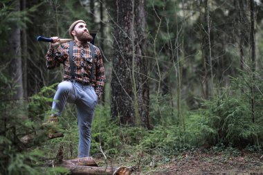 Büyük bir balta ile sakallı bir oduncu 