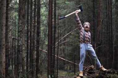 Büyük bir balta ile sakallı bir oduncu 