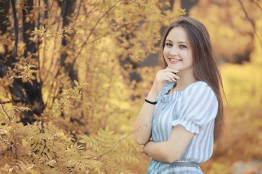 Bir yürüyüş ve sonbaharında genç kız 