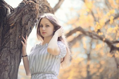 Bir yürüyüş ve sonbaharında genç kız 