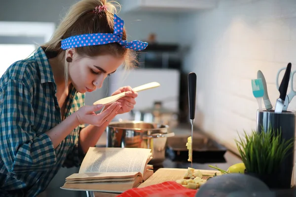 A cute young girl in the kitchen prepares food — Stock Photo, Image