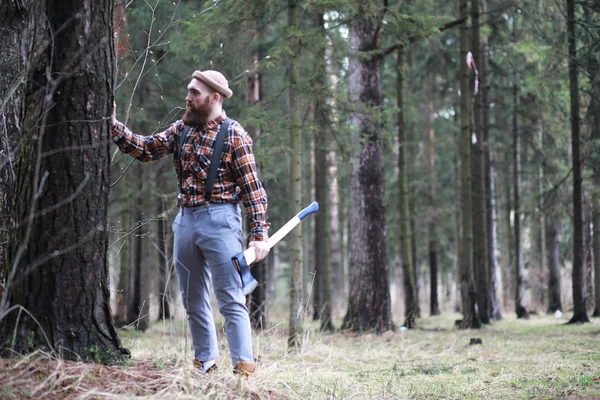 Un leñador barbudo con un hacha grande —  Fotos de Stock