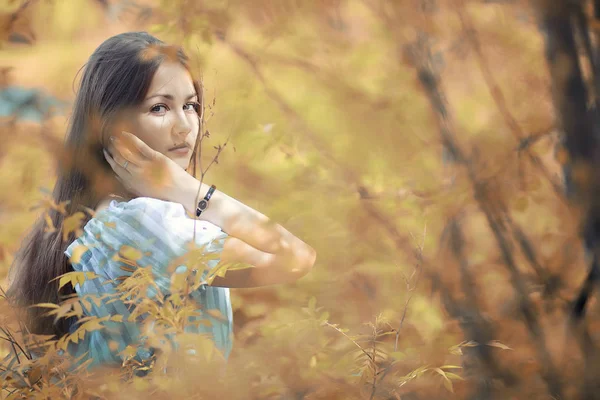 Chica joven en un paseo en el otoño —  Fotos de Stock