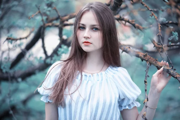 Une fille dans un parc vert printanier — Photo