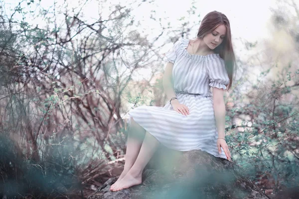 Une fille dans un parc vert printanier — Photo