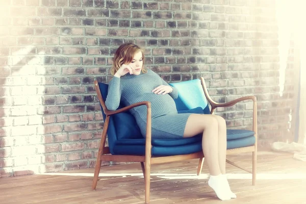 Pregnant young and beautiful girl in a vintage home — Stock Photo, Image