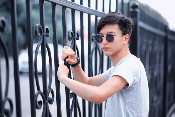 Asiático moda hombre al aire libre en la ciudad — Foto de Stock
