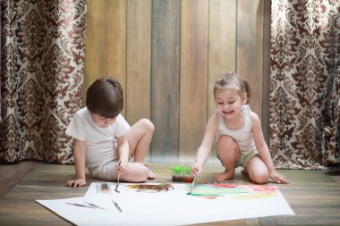 Küçük çocuklar boya kat büyük kağıda