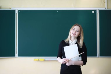 Genç kız öğretmen İlköğretim Okulu