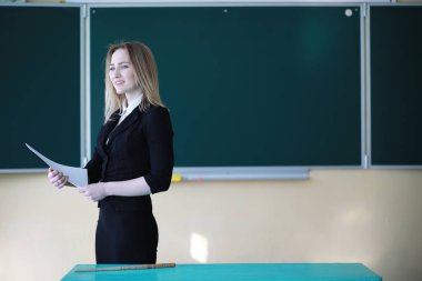 Genç kız öğretmen İlköğretim Okulu