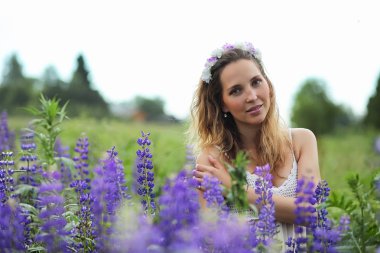 Kız mavi çiçek bir buket