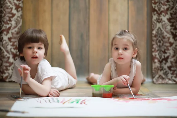 Маленькие дети рисуют на большом листе бумаги — стоковое фото