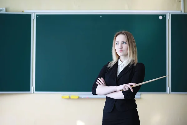 Gadis muda guru di sekolah dasar — Stok Foto