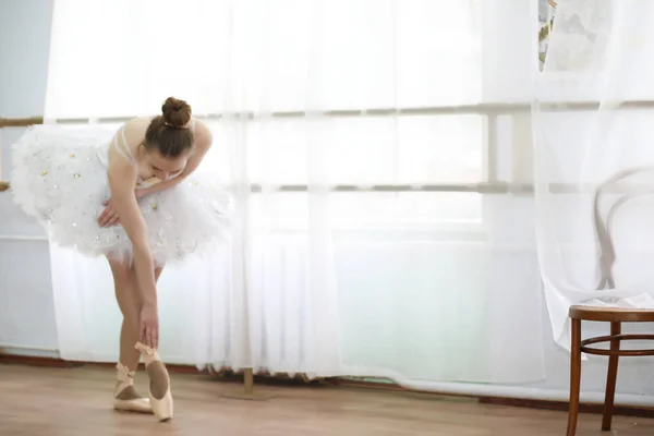 漂亮的女孩芭蕾舞练习 — 图库照片