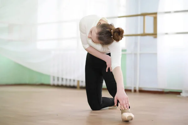 Красива дівчина танцюрист балету практикує — стокове фото