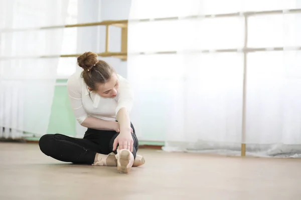 Красива дівчина танцюрист балету практикує — стокове фото