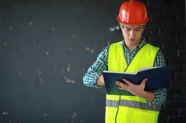 Kask ve inşaat koruyucu yelek Asyalı adam