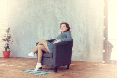 Vintage bir evde hamile genç ve güzel kız