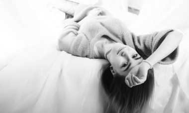 Bir odada bir kazaklı genç kız