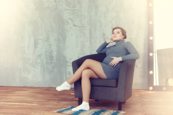 Gravid ung och vacker flicka i en vintage hem — Stockfoto