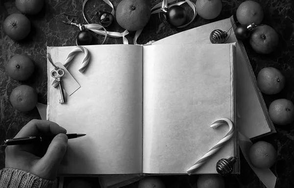 Pagine bianche aperto libro d'epoca sul tavolo — Foto Stock