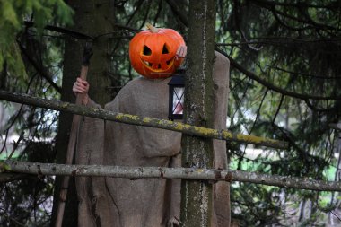 korku bir tırpan ile kabak 
