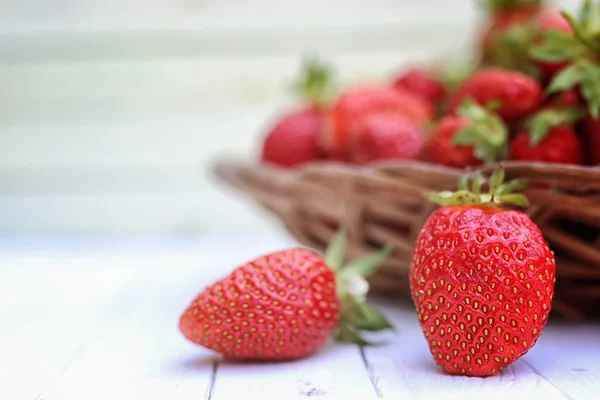 Erdbeere auf Weidensack im Freien — Stockfoto