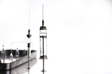 Tıbbi şırınga ve aksesuarları tablosundaki eski metal